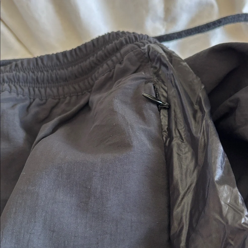 Alo Yoga black Remix jogger pull on and go pants with zip pockets XS